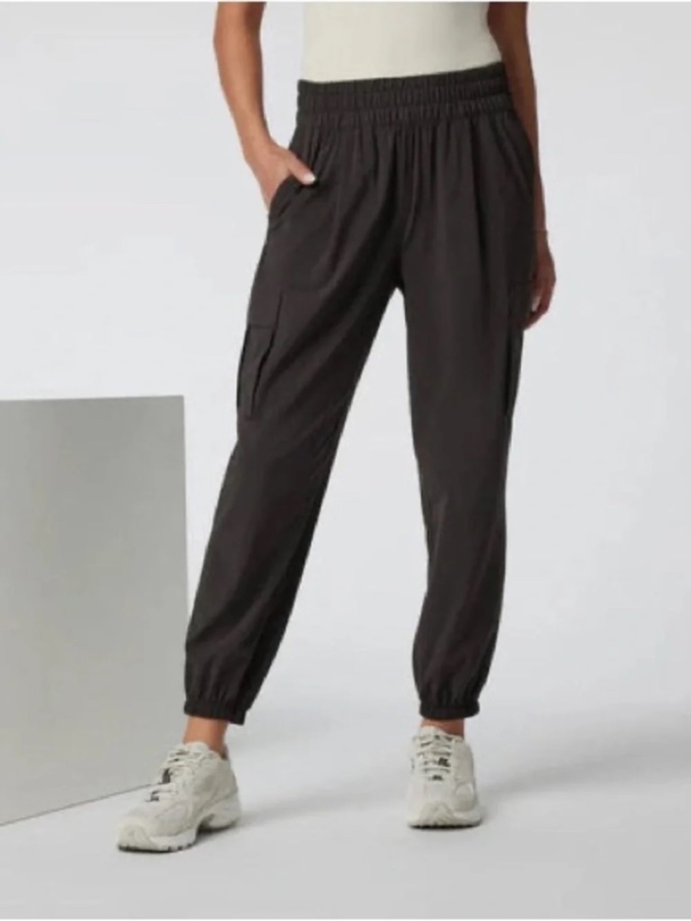 Vuori Villa High Rise Cargo Joggers Size S Black Athleisure Lightweight Silky